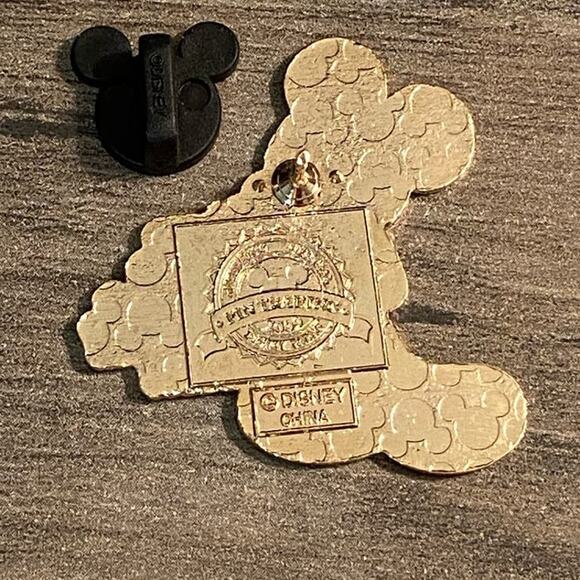 Disney Where Dreams come True Where Everyone Screams at the Sight of a Mouse Pin - Picture 2 of 3